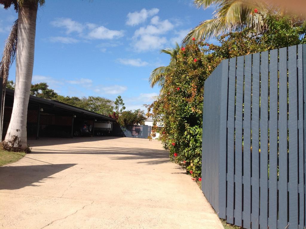 Emu Park Motel Esterno foto
